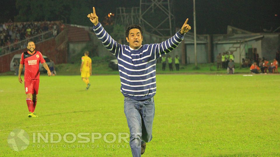 Aksi pelatih Semen Padang Nilmaizar di lapangan. Copyright: &copy; Taufik Hidayat/INDOSPORT